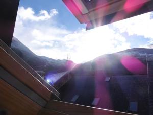 una finestra che risplende di sole di Apartamentos L´Era de Baix a Barruera