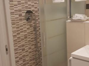 prysznic ze szklanymi drzwiami w łazience w obiekcie Tamb&B1 w Bolonii