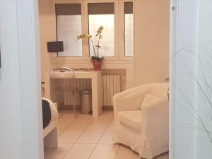 un soggiorno con mobili bianchi e una finestra di Tamb&B2 a Bologna