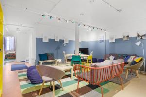 ein Zimmer mit Stühlen, einem Tisch und einem Sofa in der Unterkunft Fabryka in Bergen