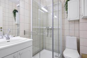 ein Badezimmer mit Dusche, Toilette und Waschbecken in der Unterkunft Fabryka in Bergen + 64 Fotos