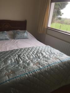 سرير أو أسرّة في غرفة في Foyleview Cottage, Moville