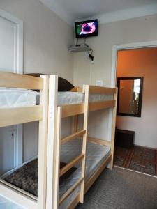 Poschodová posteľ alebo postele v izbe v ubytovaní YourHostel