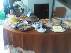 stół z jedzeniem w obiekcie Pousada Vovo Valdir w mieście Itapema