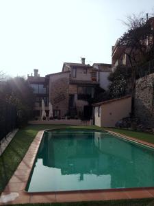 una piscina en el patio de una casa en Allotjaments Rurals Can Pere Petit, en Santa Pau