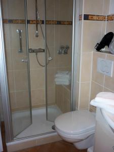 フーズムにあるNordseeblickのシャワーとトイレ付きのバスルーム