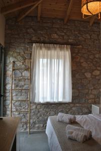 Postel nebo postele na pokoji v ubytování Petras Gi - Stone Houses