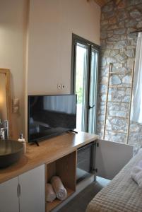 TV a/nebo společenská místnost v ubytování Petras Gi - Stone Houses