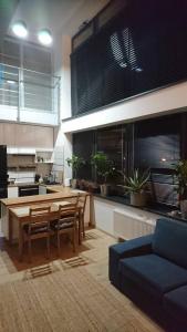 Kuchyňa alebo kuchynka v ubytovaní Apartament Loft 100 m2 Centrum Bydgoszcz + 8 fotografií
