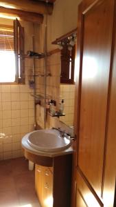 y baño con lavabo y espejo. en Casa Rural El Boixar - El Mirador, en Bojar
