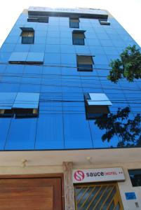 una vista exterior de un edificio con ventanas azules en Hotel Sauce, en Chiclayo