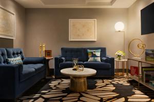 溫哥華的住宿－溫哥華交流酒店，客厅配有2张蓝色的沙发和1张桌子