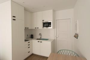 A kitchen or kitchenette at L&C Studio - Guimarães