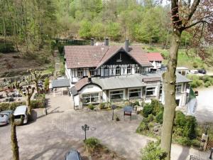 - une vue aérienne sur une grande maison avec une cour dans l'établissement Hotel Restaurant Waldlust, à Hagen