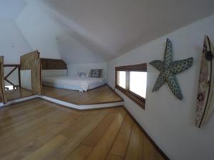 um quarto com uma cama e uma estrela do mar na parede em Cabañas La Casa de Pucha em Pedasí Town