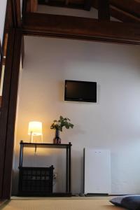 TV a/nebo společenská místnost v ubytování 猿とモルターレ