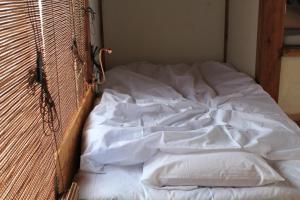 Postel nebo postele na pokoji v ubytování 猿とモルターレ