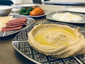 stół z talerzami żywności na górze w obiekcie Eli Guest House w mieście Bethlehem