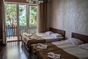 Кровать или кровати в номере Guest house Skazka