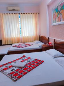 Giường trong phòng chung tại Quang Diep Motel