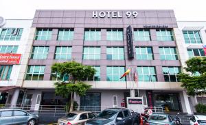 プチョンにあるHotel 99 Bandar Puteri Puchongの建物の前に車が駐車されている