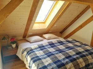 Un dormitorio con una cama en un ático en Apartma 10th Mountain, Bovec, en Bovec