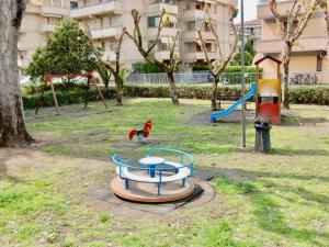 un parque con un área de juegos con tobogán en Appartamento Le Mimose, en Viareggio