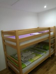 ein Etagenbett aus Holz in einem Zimmer in der Unterkunft Sephora House in Stari Majdan