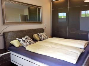 1 cama en una habitación con espejo en Residenz Windjammer Whg.2, en Cuxhaven
