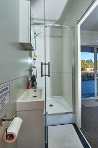 瓦納卡的住宿－WanaHaka - Lake Wanaka & Town at your door，带淋浴和盥洗盆的浴室