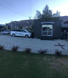 瓦納卡的住宿－WanaHaka - Lake Wanaka & Town at your door，停在砾石车道上的带货车的房子