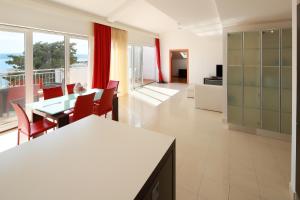 a large living room with a table and chairs at Apartments Amabilis in Selce