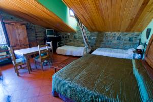 A bed or beds in a room at Hotel Villa Románica