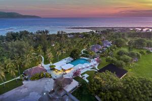 بوندوك سانتي استيت في غيلي تراوانغان: منظر جوي لمنتجع به حمام سباحة والمحيط