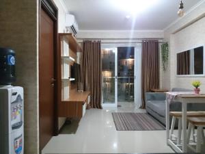 万隆Gateway Pasteur 2BR tower depan Ruby 7 C的带沙发和桌子的客厅