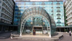 万隆Gateway Pasteur 2BR tower depan Ruby 7 C的大型建筑前的玻璃拱门