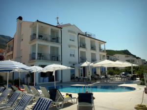 Bazén v ubytování Hotel Neva nebo v jeho okolí