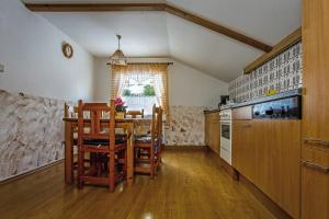- une cuisine avec une table et des chaises dans la chambre dans l'établissement Ferienhaus Gläser, à Bockau