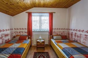 2 Betten in einem Zimmer mit Fenster in der Unterkunft Ferienhaus Gläser in Bockau