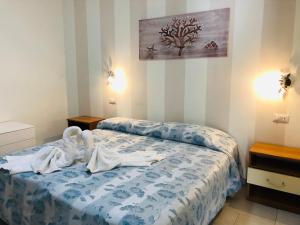 Tempat tidur dalam kamar di Hotel La Rosetta Scauri