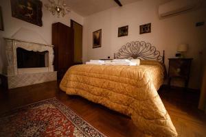 um quarto com uma cama e uma lareira em Camere Nicolina em Vernazza