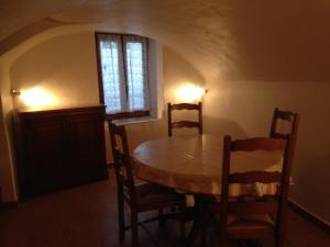 - une salle à manger avec une table et des chaises en bois dans l'établissement Maison Guigon, à Saint-Désirat