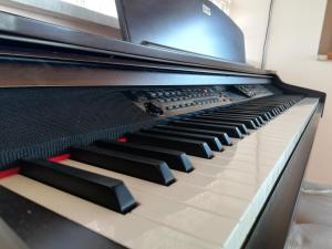 an electronic keyboard with black and white keys at Casa Noemi in Sperlonga