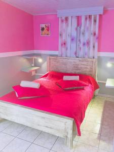 Кровать или кровати в номере Chambres d'hôtes l'Orchidée Rose
