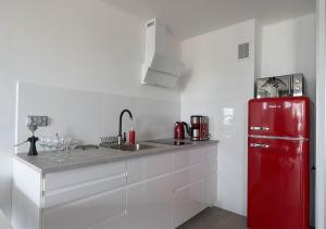 A kitchen or kitchenette at Aroma Apartments Rondo ONZ