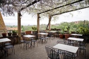 a group of tables and chairs in a patio at Giamevi House in Vignanello