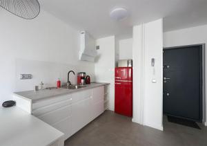 A kitchen or kitchenette at Aroma Apartments Śliska 3