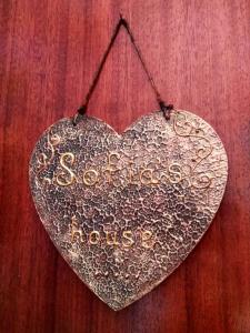 een metalen hart met de woorden Sophia huis erop bij Sofia's House in Litóchoron