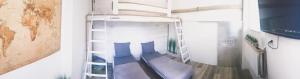 Pokój z łóżkiem piętrowym z niebieskim krzesłem w obiekcie Pokoje Noclegi OrzecH w Tczewie