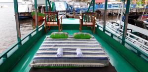 Postel nebo postele na pokoji v ubytování Orang Utan Houseboat 2